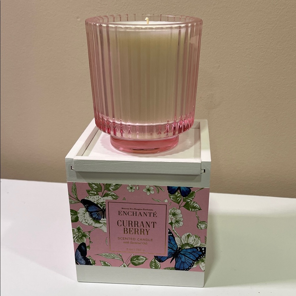 Enchanté Currant Berry Scented Candle in Pink Glass